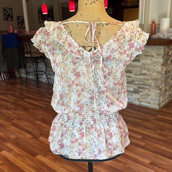 Iz Byer size medium beautiful sheer ruffle floral top - Picture 4 of 4